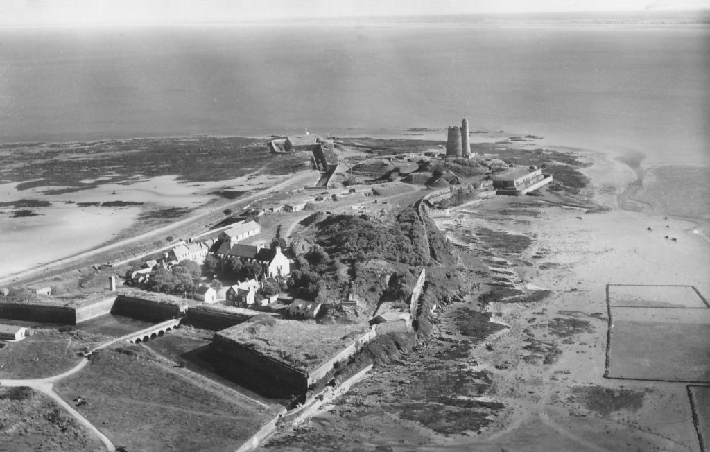 vue aérienne de la Hougue vers 1950